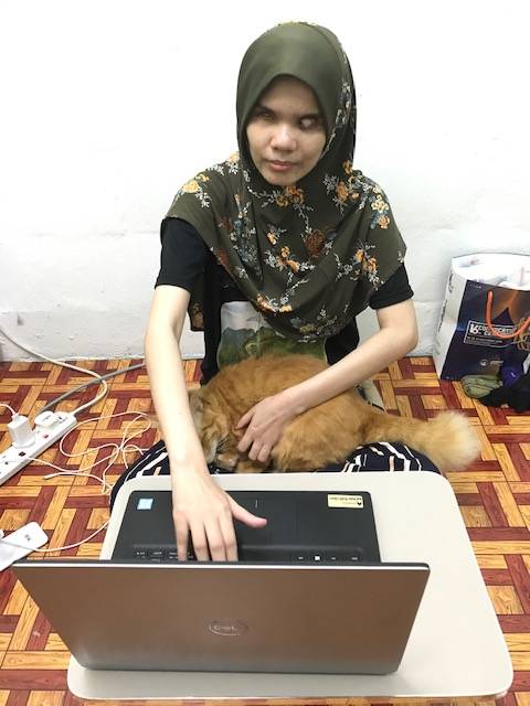 Alfa Nur Aini Ermam Effendi, co-hosting Zoom online training from her room at home